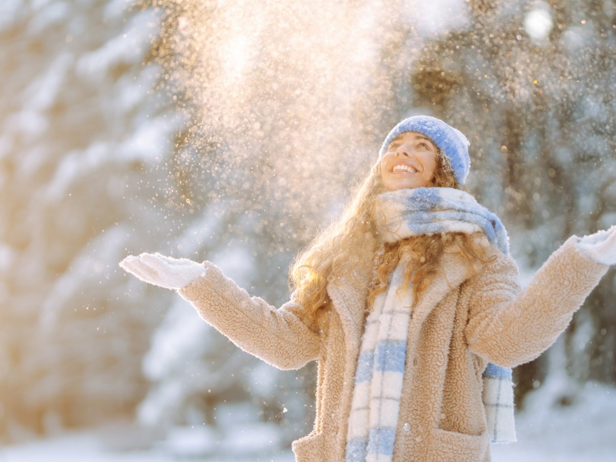 Frau in Winterkleidung im Schnee