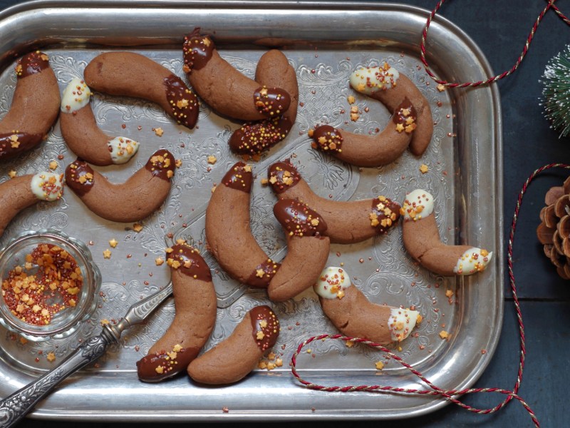 Kipferl Plätzchen mit Schokolade.