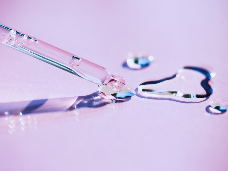 Retinol Serum vor lila Hintergrund