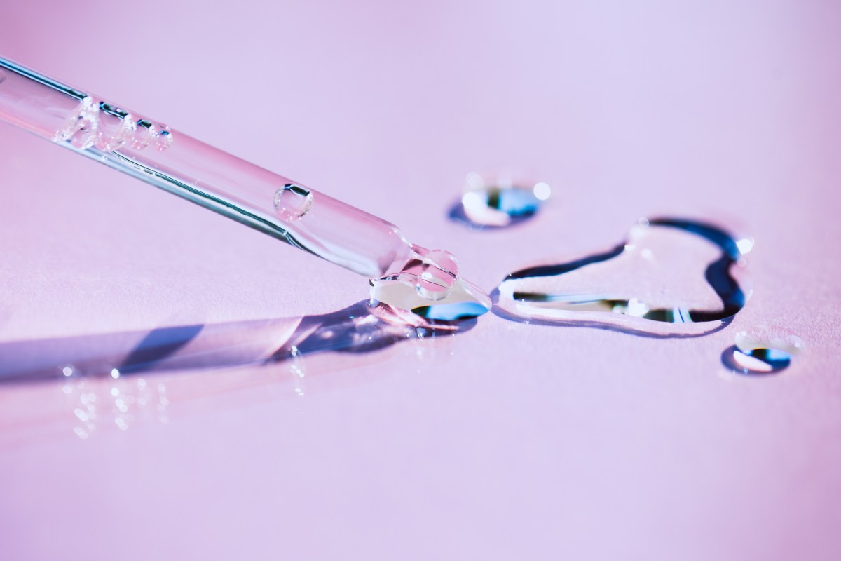 Retinol Serum vor lila Hintergrund