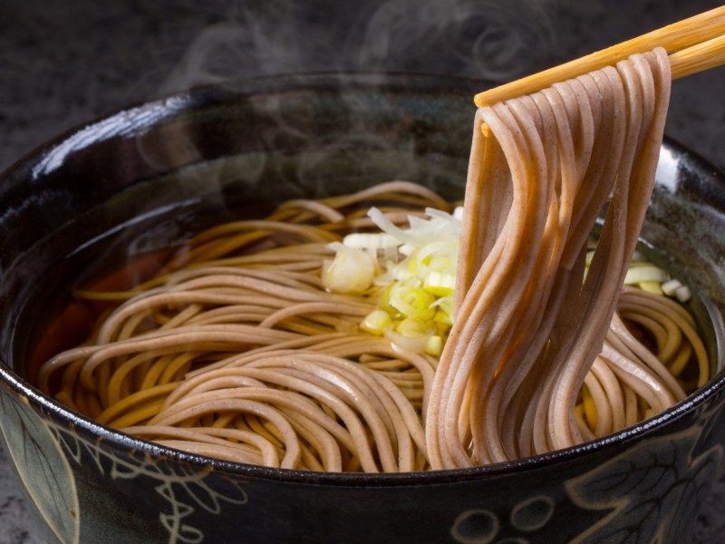 Japanische Sodanudel-Suppe für Silvester.