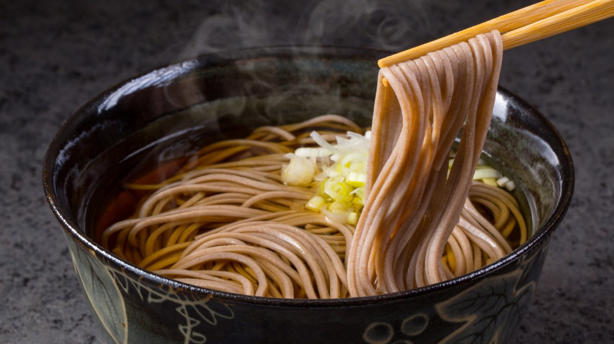 Japanische Sodanudel-Suppe für Silvester.