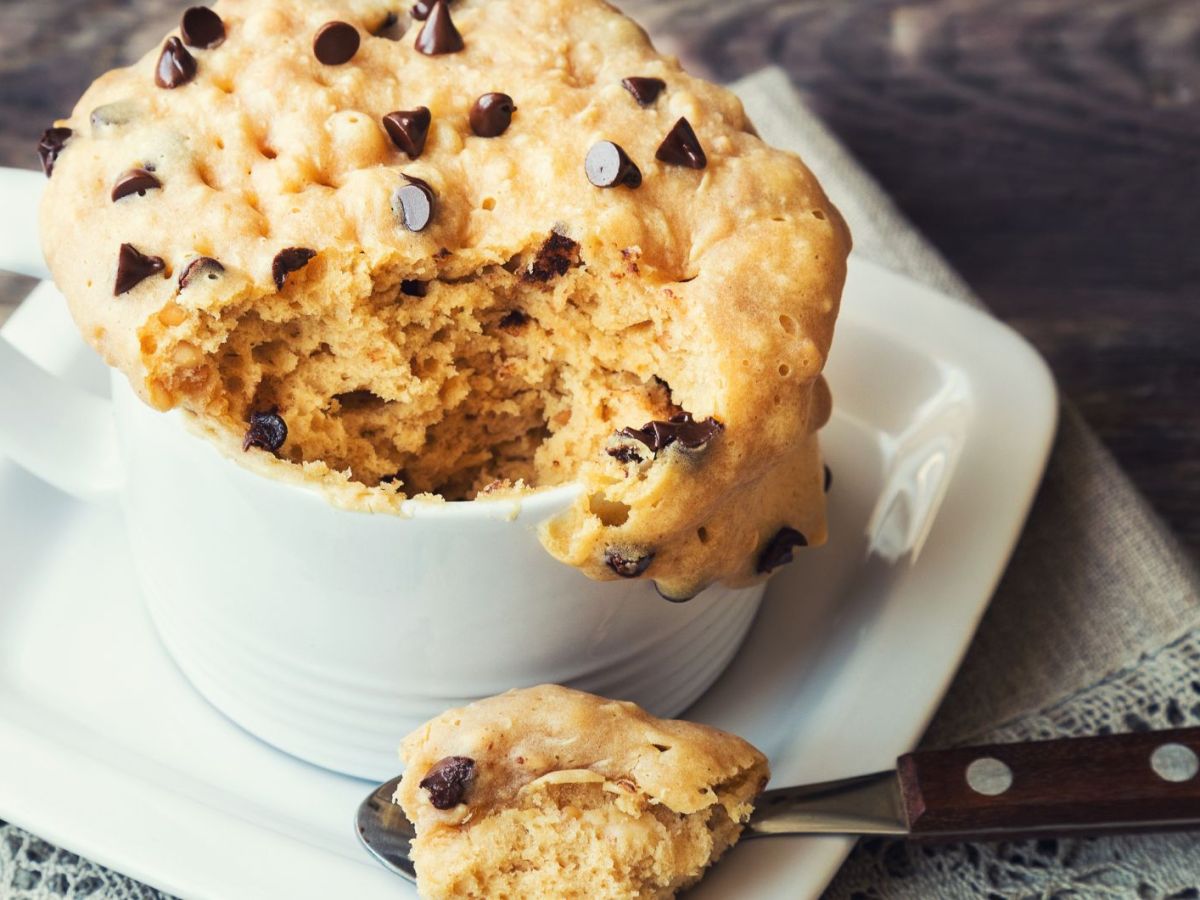 Tassenkuchen in weißer Tasse mit Schokostückchen.