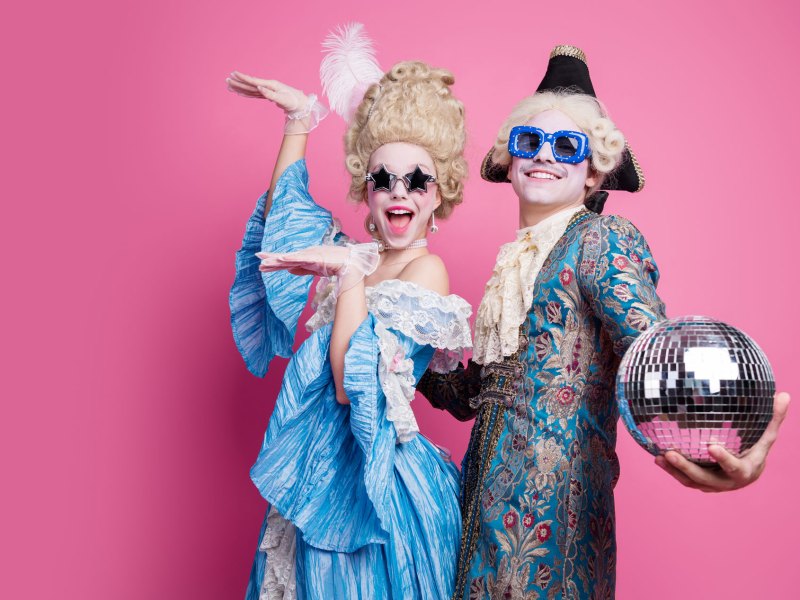 Frau und Mann mit historischen Kostümen