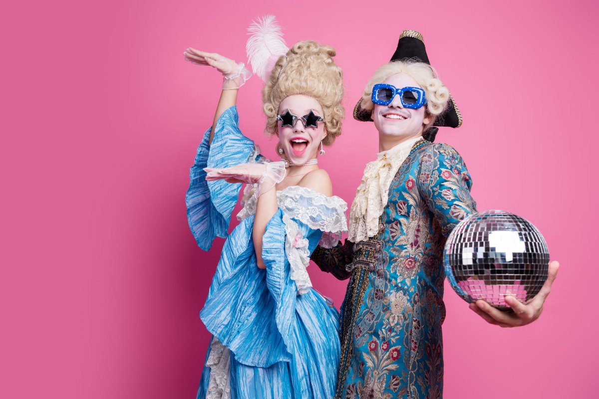 Frau und Mann mit historischen Kostümen