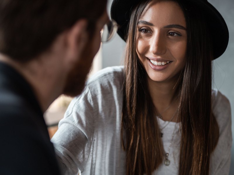 Frau lächelt einen Mann an