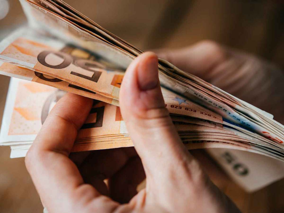 Eine Person z&auml;hlt Zuhause ihre Bargeld-Reserve.