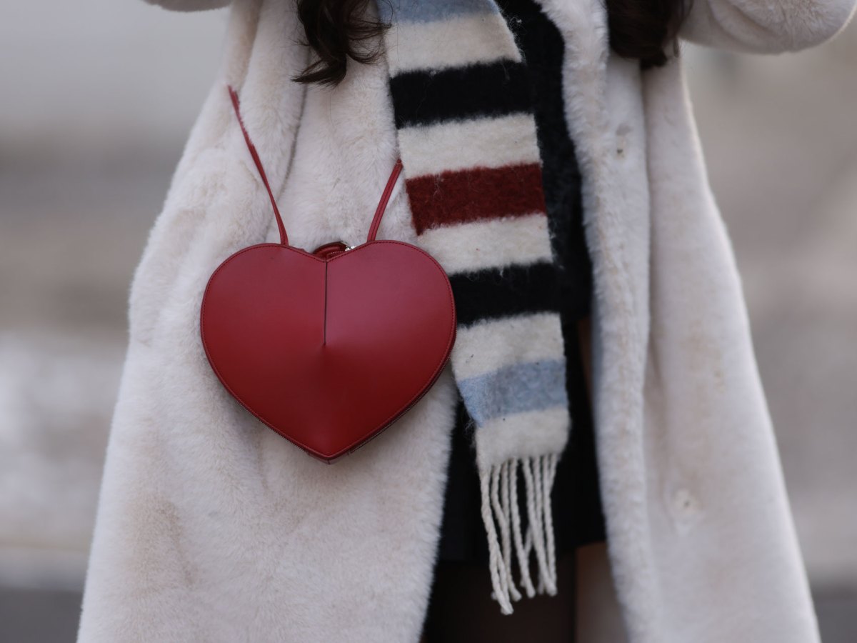 Celine Bethmann mit der "Le Coeur"-Tasche von Alaia in dunklem Rot.