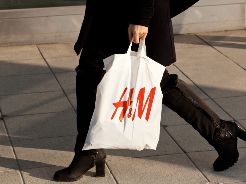 Frau mit einer Einkaufstüte von H&M