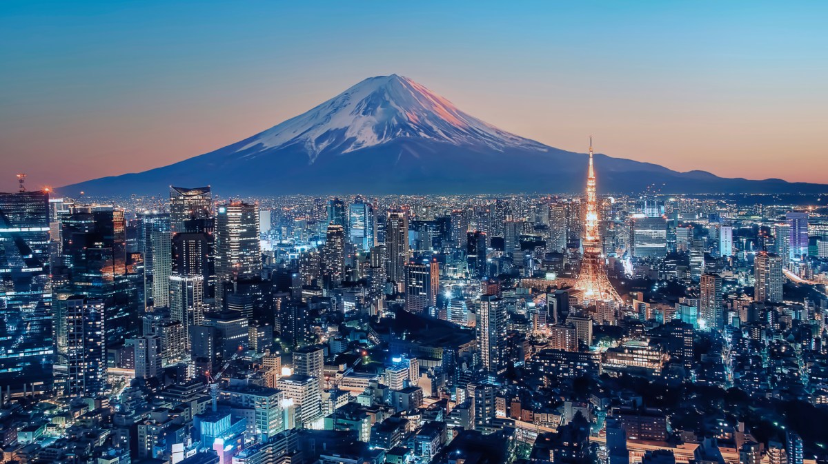 Tokio in Japan bei Sonnenuntergang.