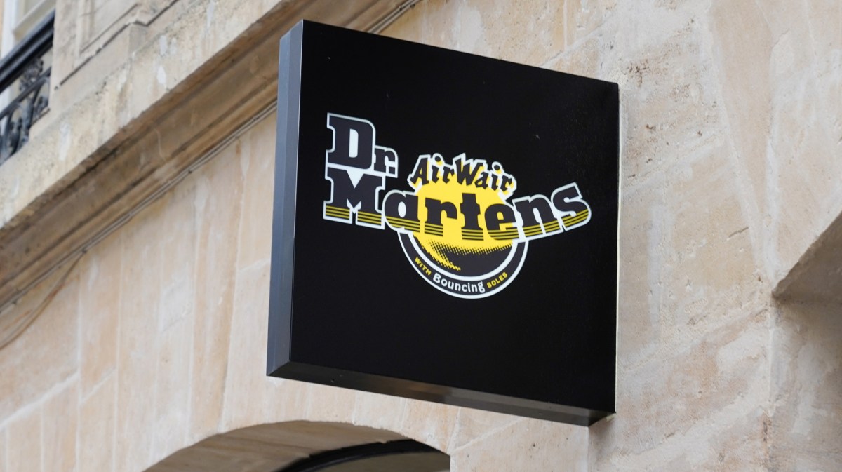 Shop-Schild von Dr. Martens an Ladenfassade.