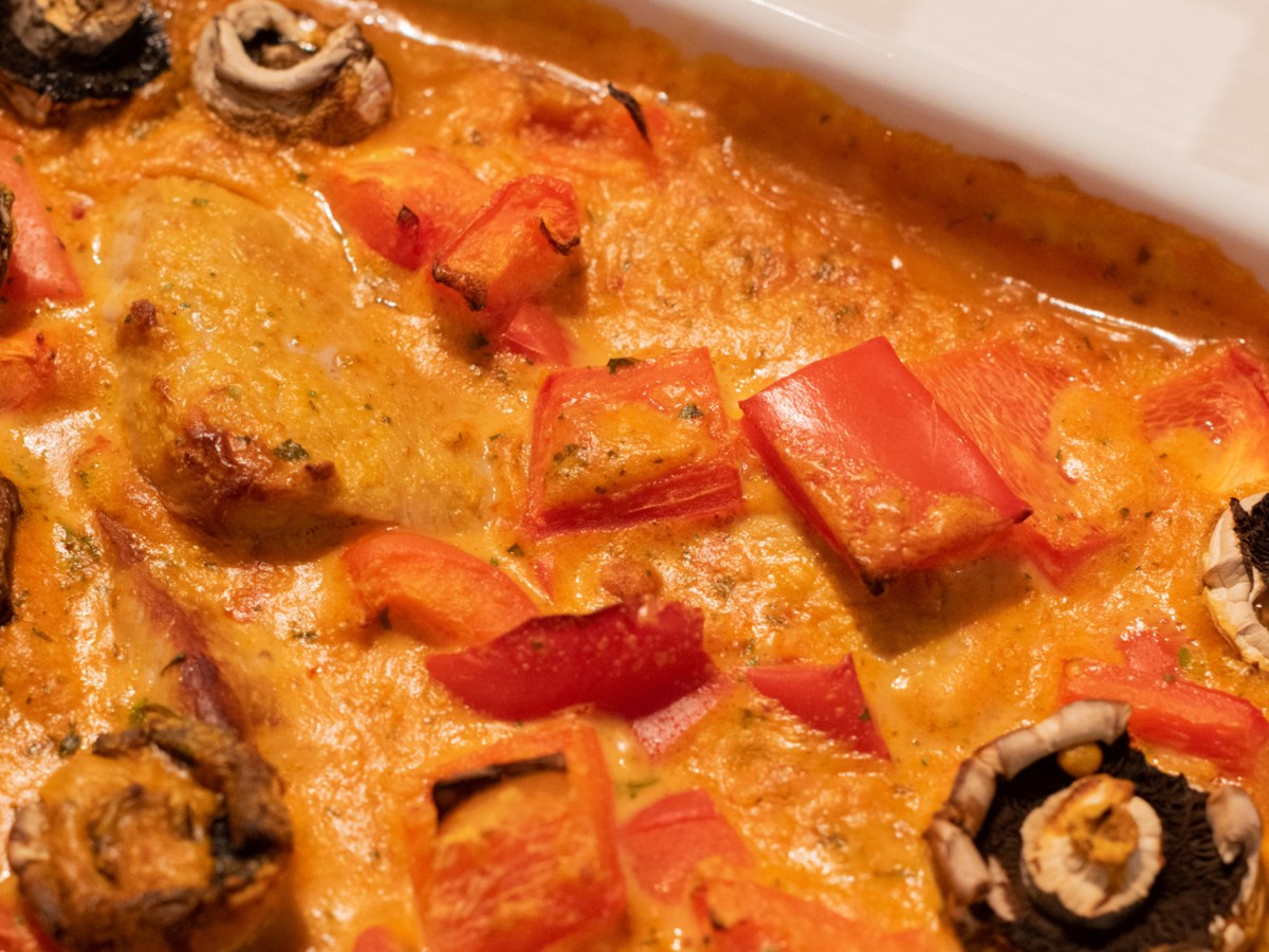 Schweineschnitzel in Sahneso&szlig;e mit Paprika und Pilzen.