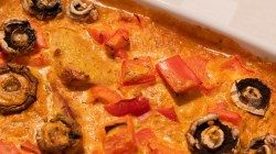 Schweineschnitzel in Sahneso&szlig;e mit Paprika und Pilzen.