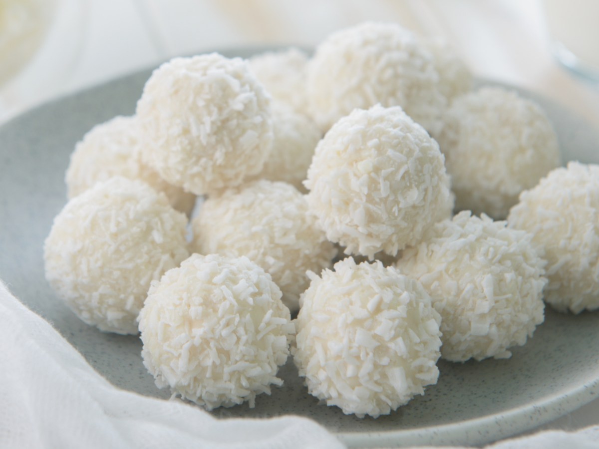 Kokosb&auml;llchen auf einem grauen Teller.