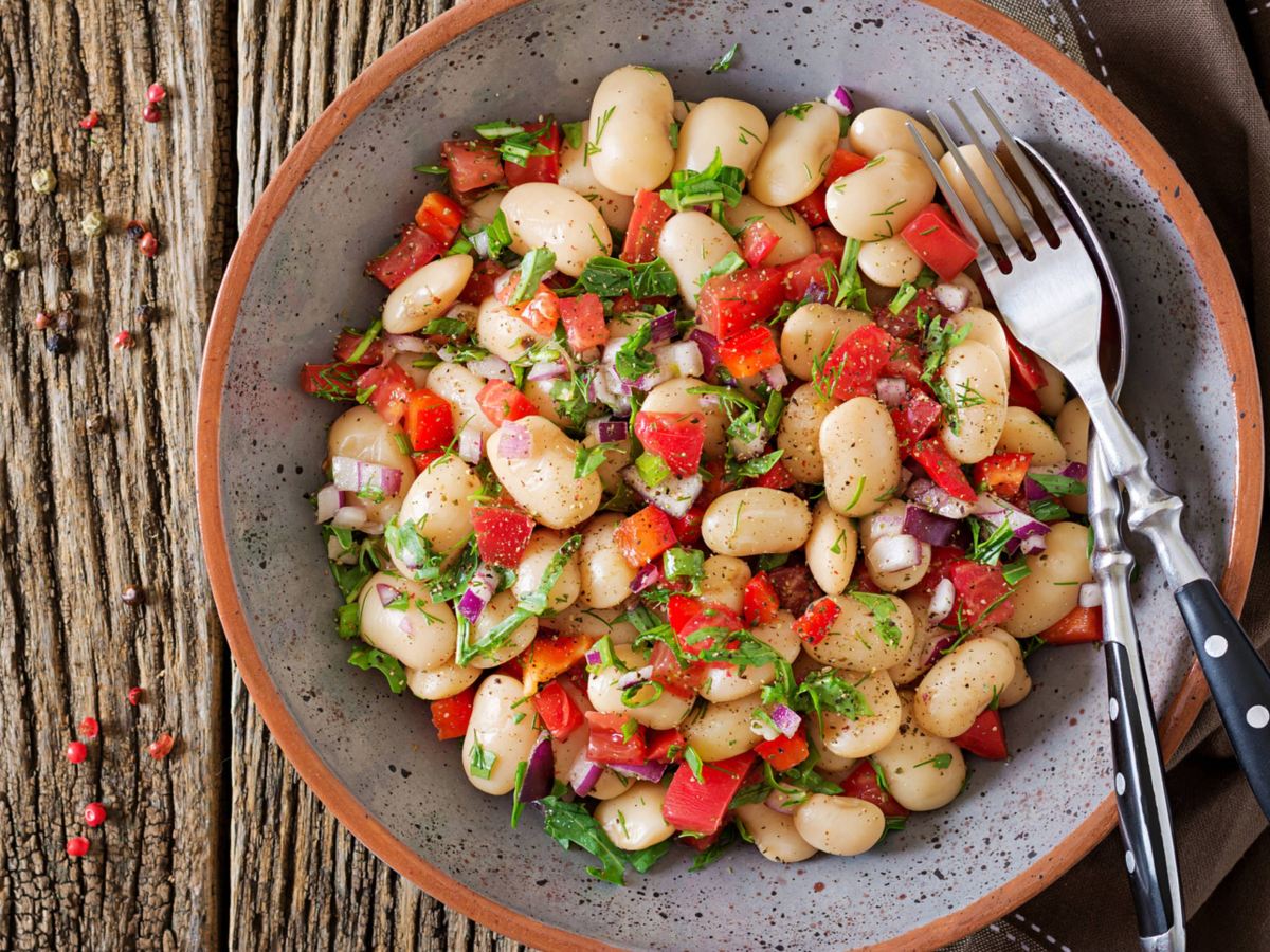Bohnensalat nach griechischer Art: Hält lange satt & ist super schnell gemacht
