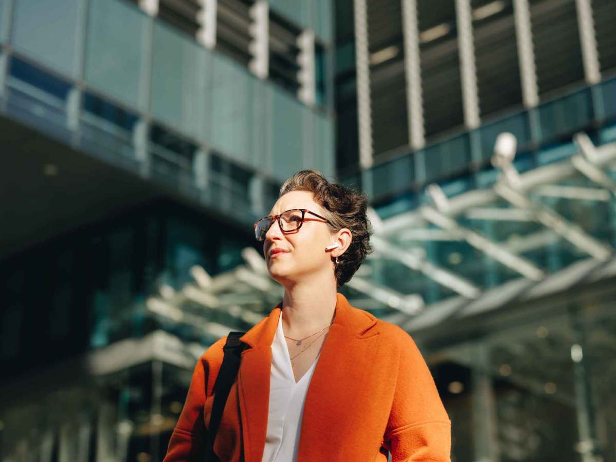 Business Women steht vor einem B&uuml;rogeb&auml;ude.