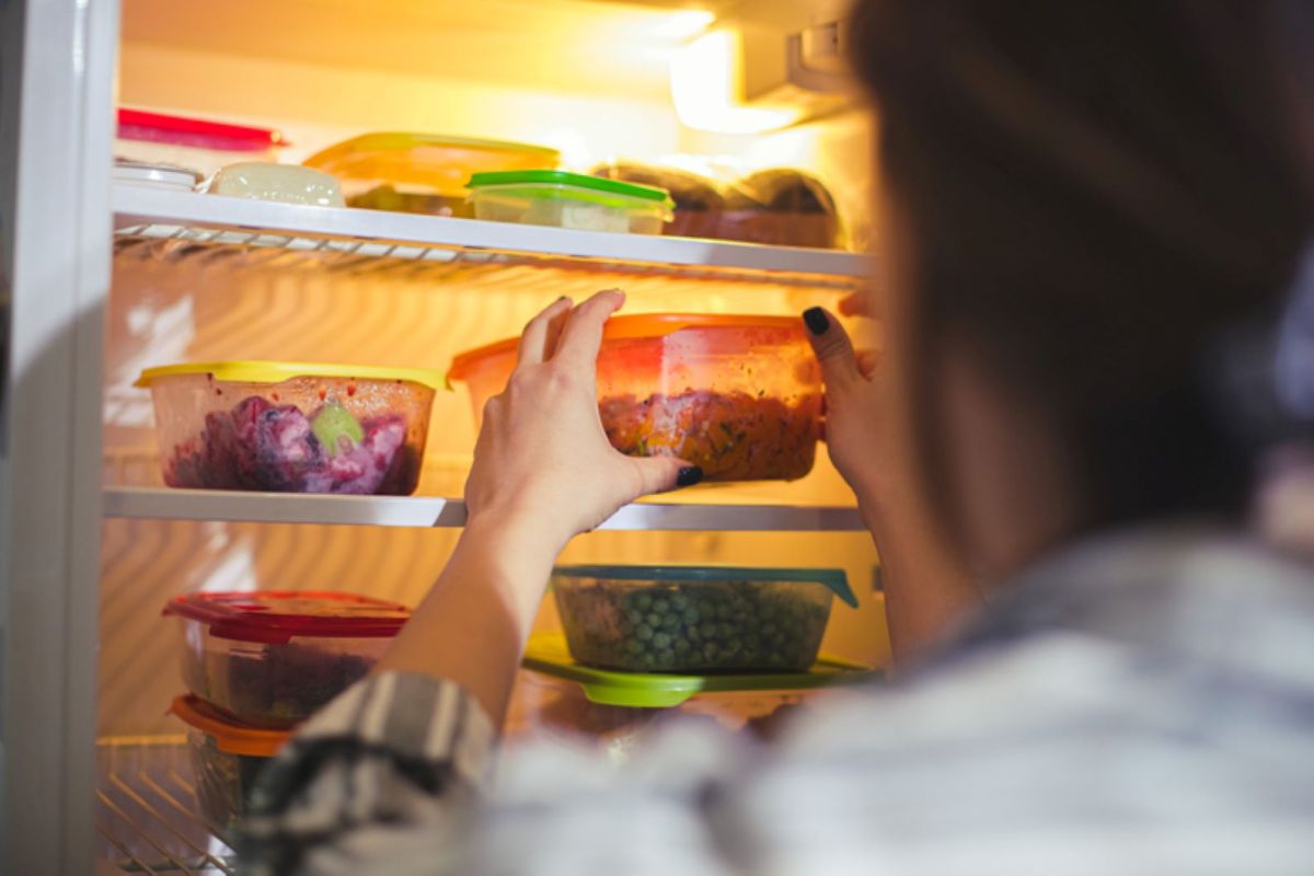 Verfärbte Plastikboxen lassen sich mit einigen Hausmitteln wieder reinigen