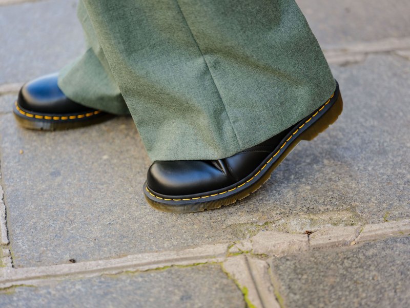 Schwarze Dr. Martens Boots mit der unverkennbaren gelben Naht.