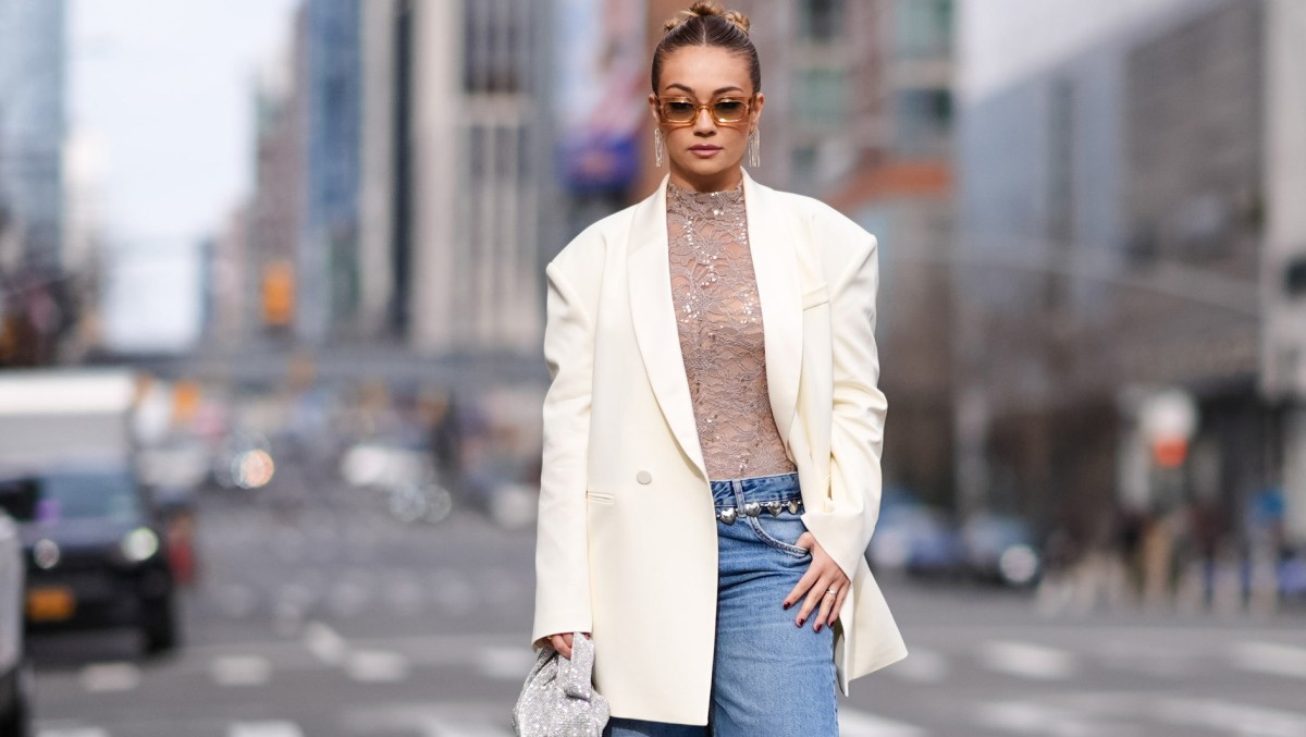 Streetstyle bei der New York Fashion Week. Gast trägt Jeans und Blazer.