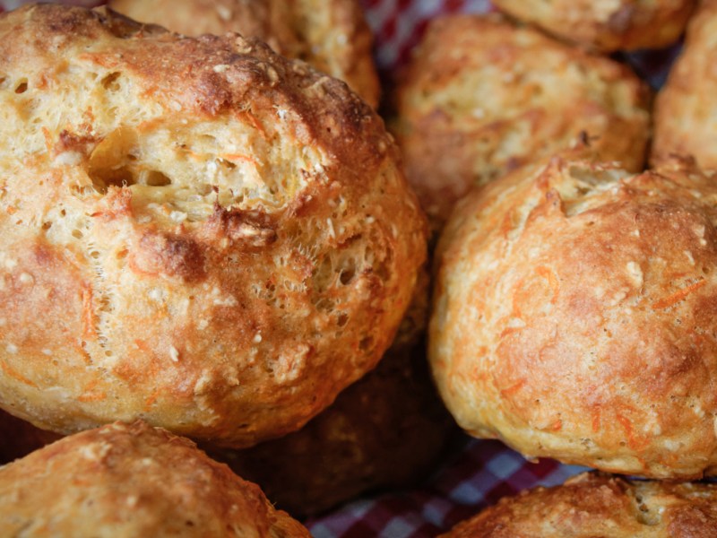 Brötchen mit Möhrenstückchen und Haferflocken.