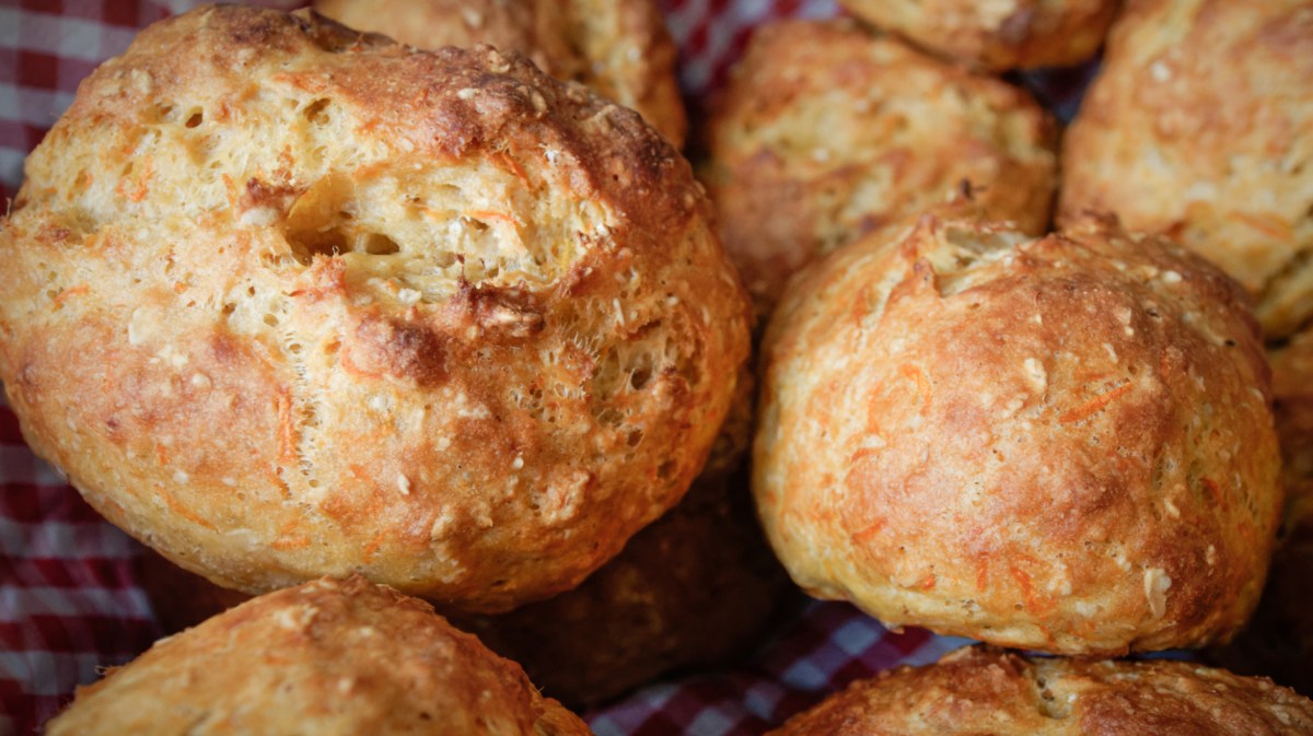 Brötchen mit Möhrenstückchen und Haferflocken.