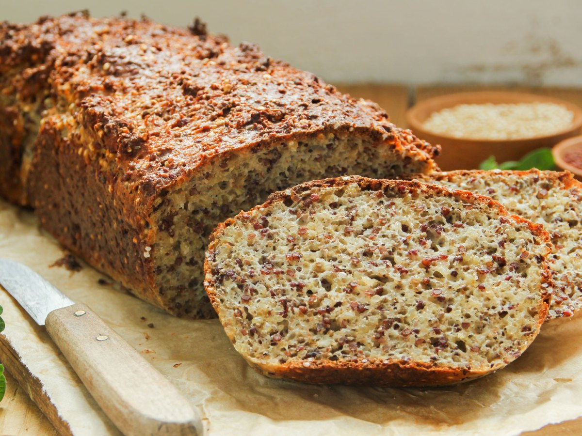 Eiweißbrot-Haferflocken Quark Brot auf Holzbrett