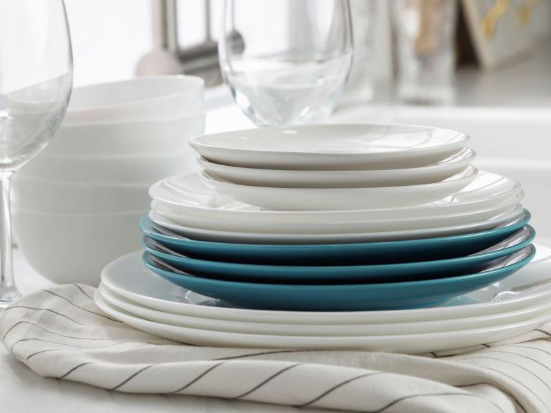 Stapel sauberer Teller an Spüle