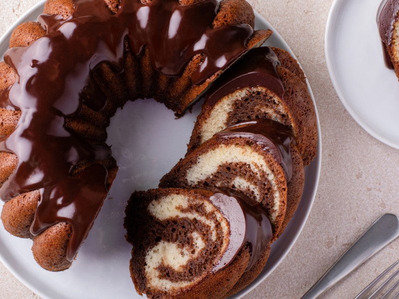 Marmorkuchen aus dem Gugelhupf mit Schoko-Guss.