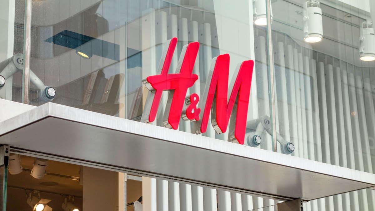 Eleganter H&M Store mit großem roten Logo