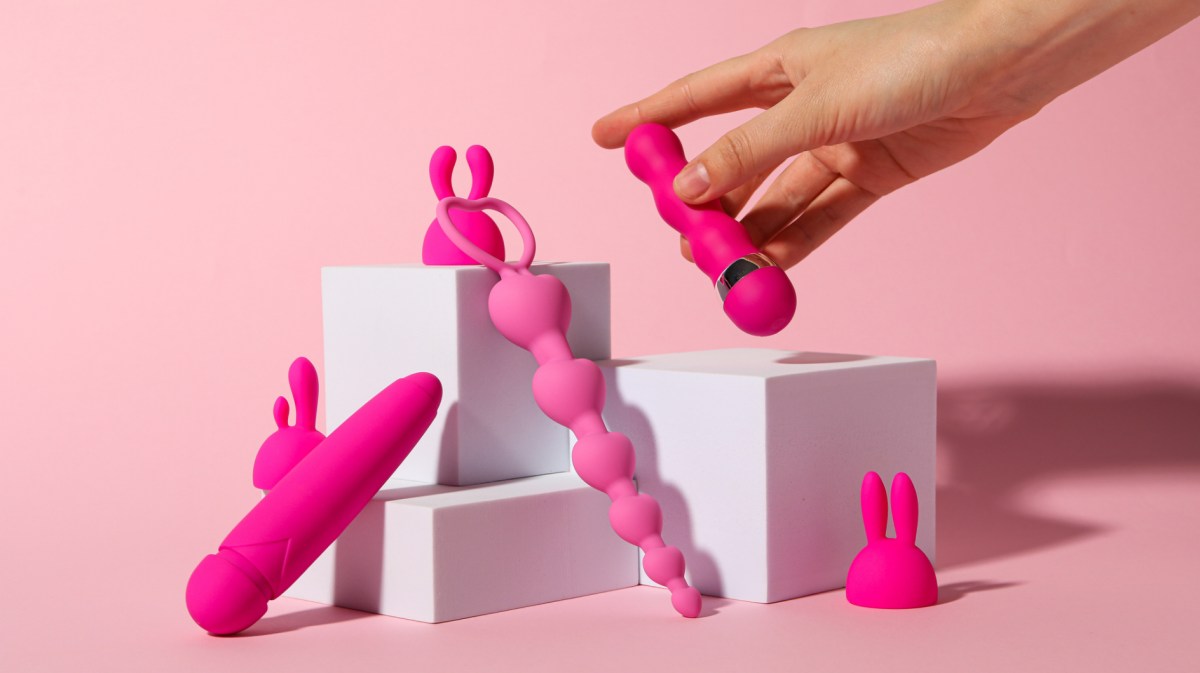 Sextoys vor einem rosa Hintergrund