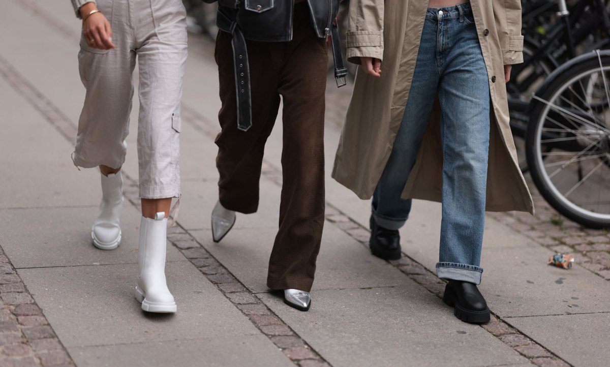 3 Frauen, die auf der Fashion Week unterschiedliche Hosen tragen.