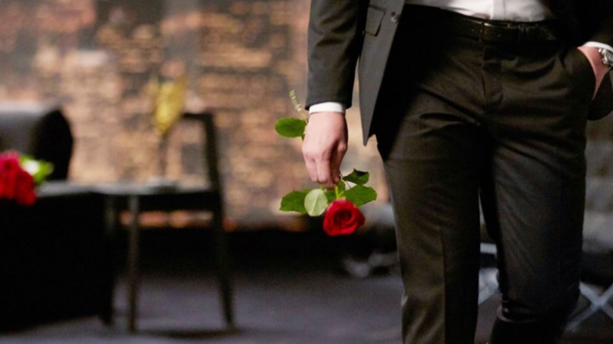 Mann mit Rose in der Hand bei "Der Bachelor"