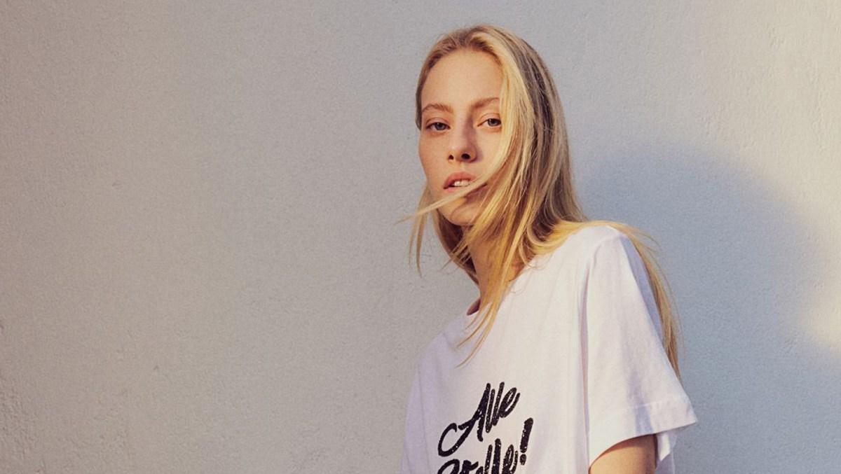 Model mit H&M T-Shirt in Weiß mit Schriftzug