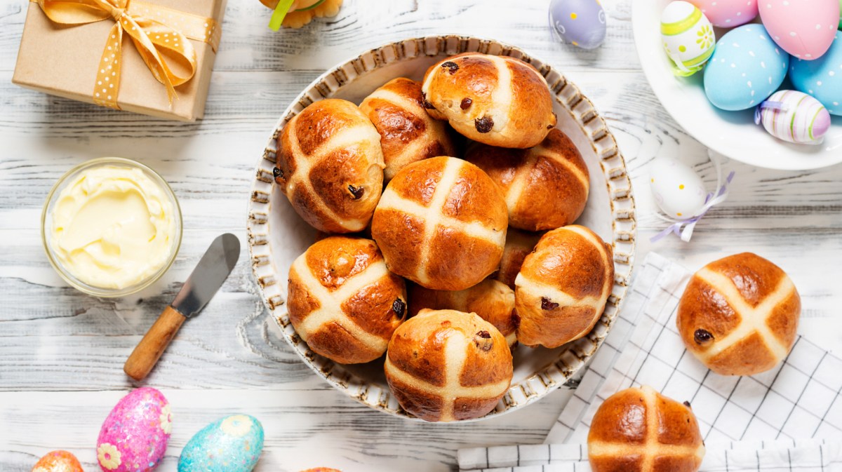 Osterbrötchen auf buntem Ostertisch.