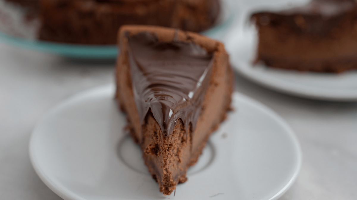 Schoko-Käsekuchen auf einem weißen Teller.