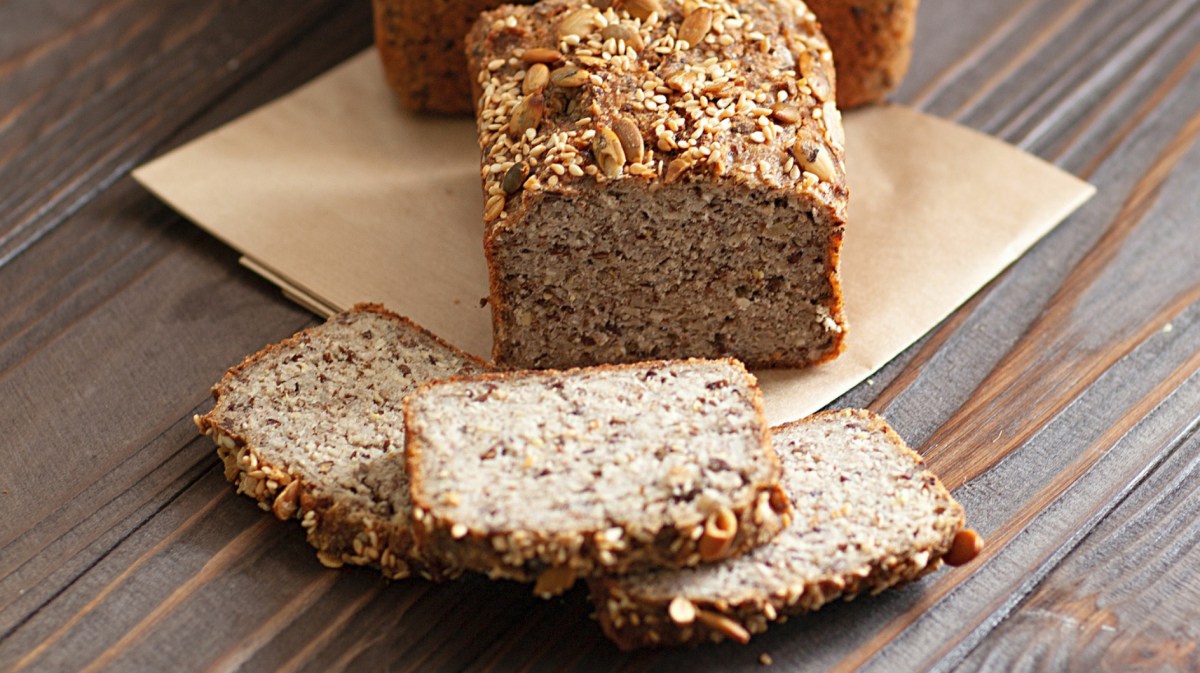 Angeschnittenes Körnerbrot auf einem Holztisch.