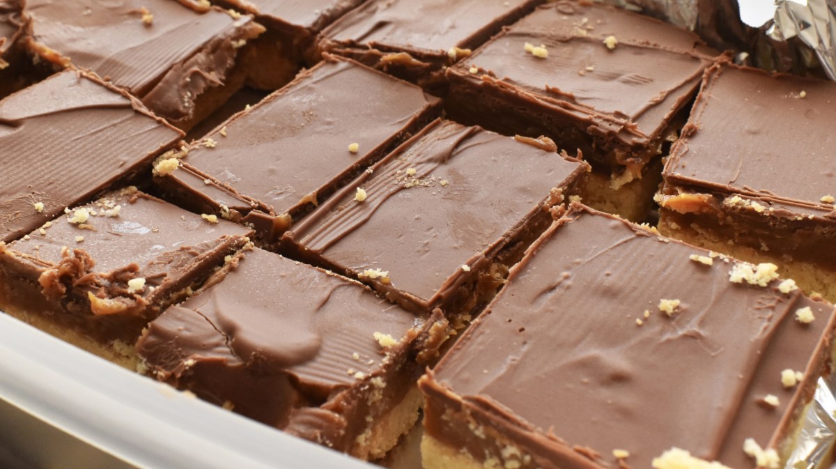 Blechkuchen mit Schokoglasur auf Backblech.