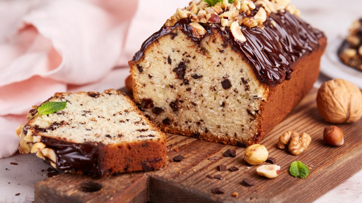 Schokoflocken Kuchen auf Holzbrett.