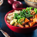 Bunte Buddha-Schale mit Quinoa und ger&ouml;stetem und frischem Gem&uuml;se