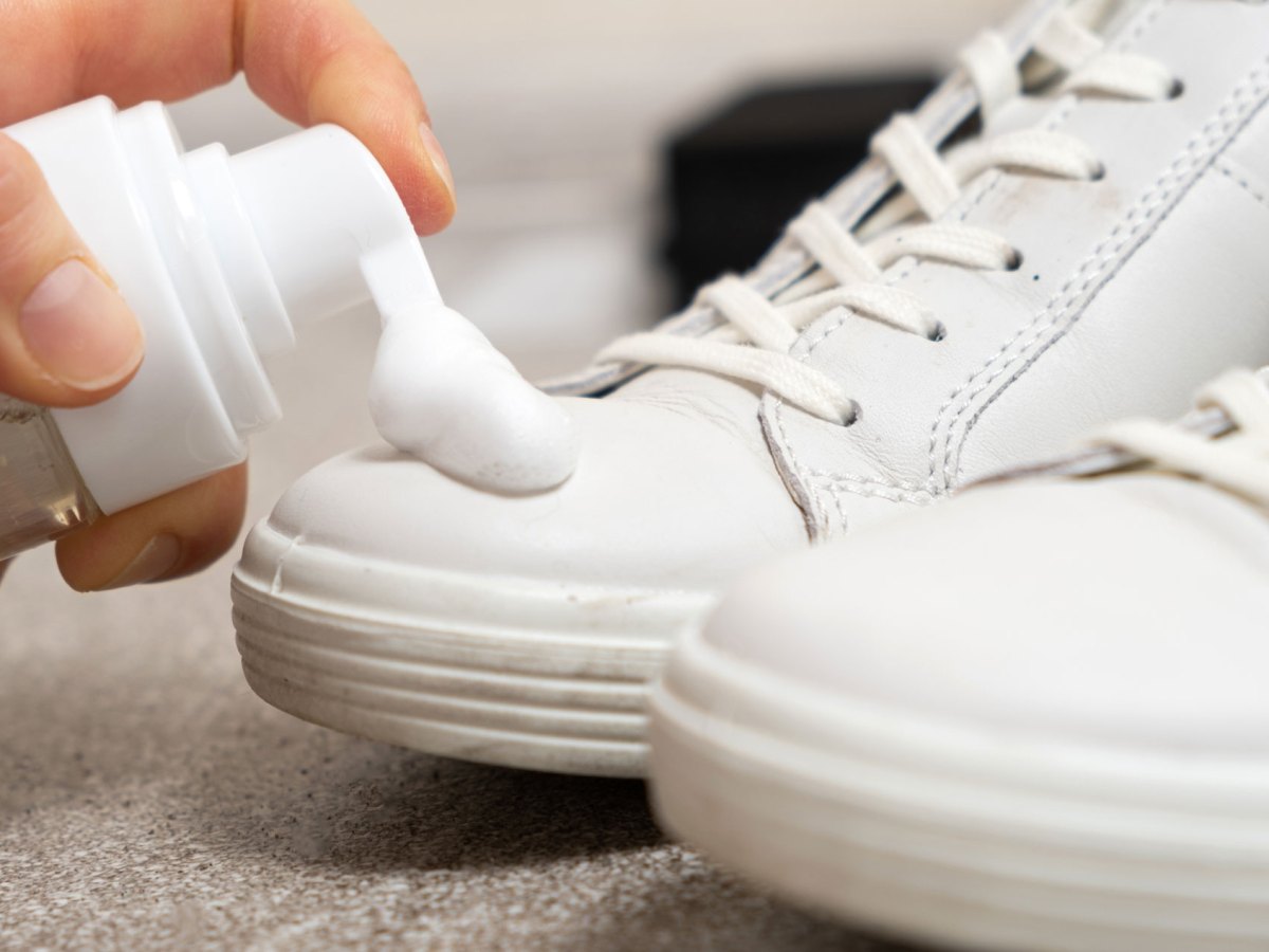 Wei&szlig;e Sneaker wie neu: 10 geniale Tricks f&uuml;r blitzsaubere Turnschuhe