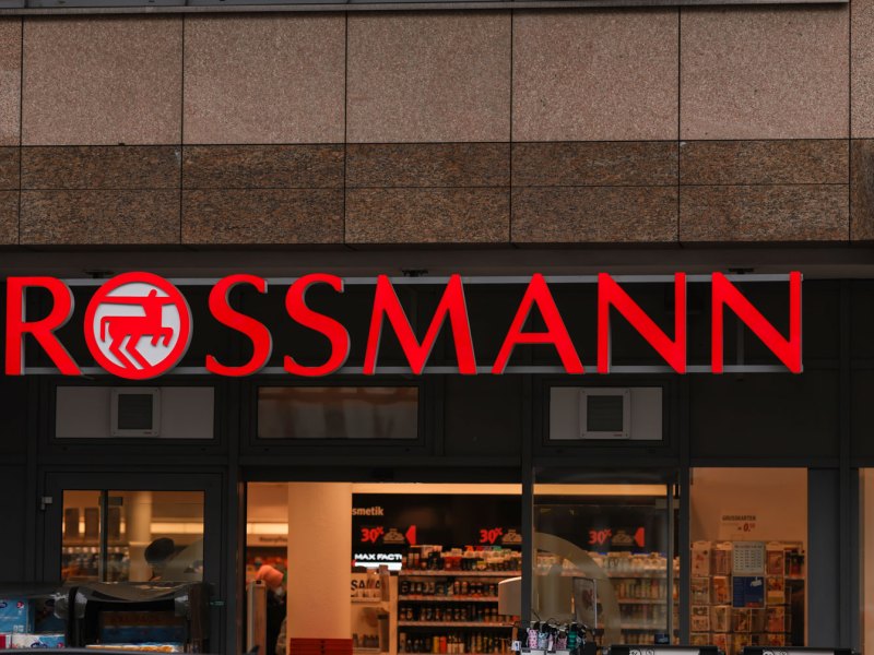 Rossmann Filiale mit großem Logo am Eingang