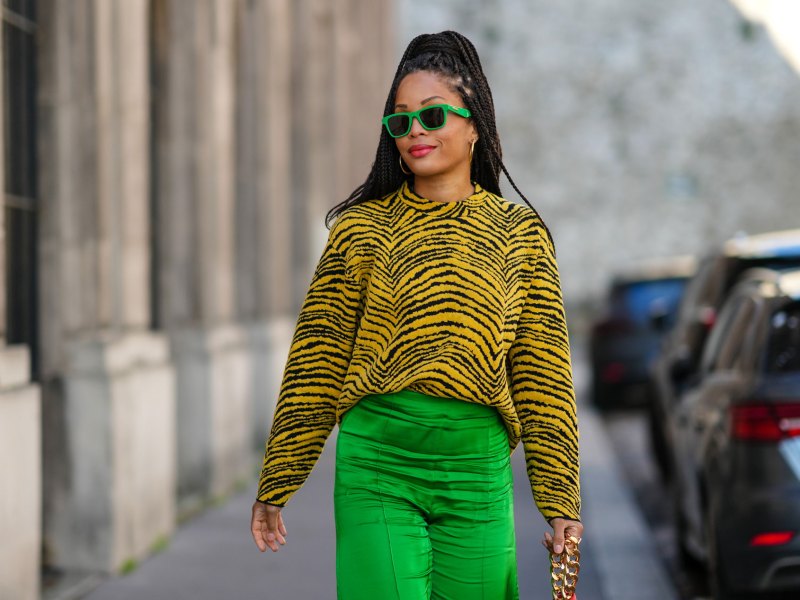 Streetstyle mit einem gelben Zebra-Pullover