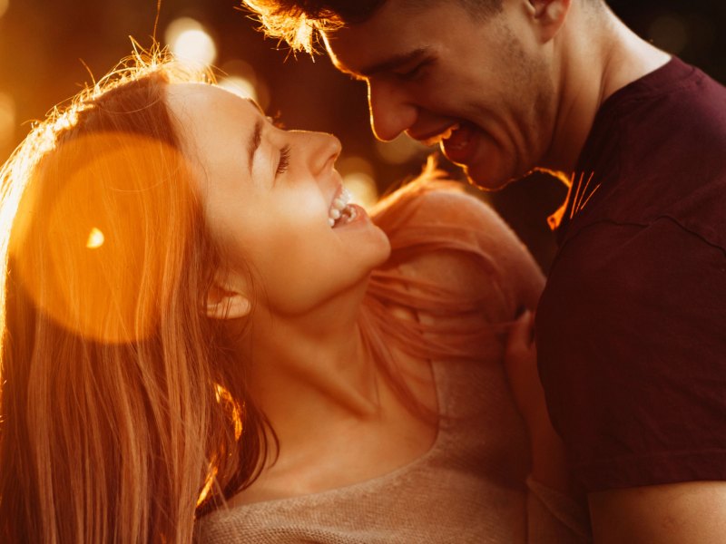 Frau und Mann schauen sich lächelnd an