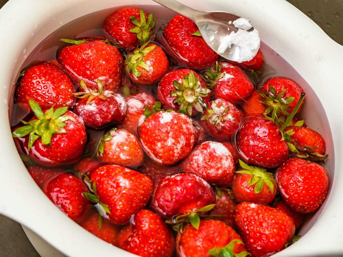 Sch&uuml;ssel mit Erdbeeren und Natron Wasser