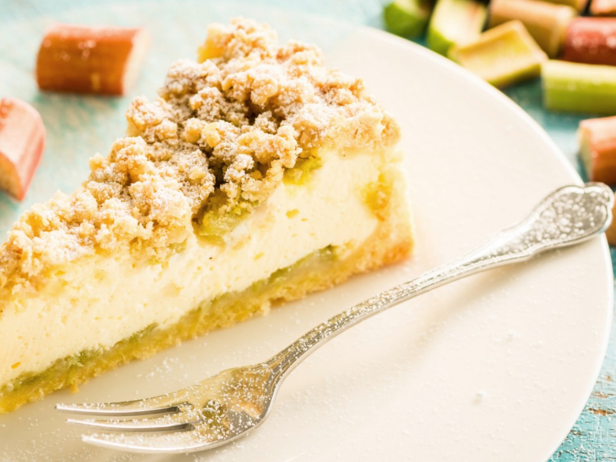 Rhabarber-K&auml;sekuchen mit Streuseln: Eine Geheimzutat macht ihn unwiderstehlich
