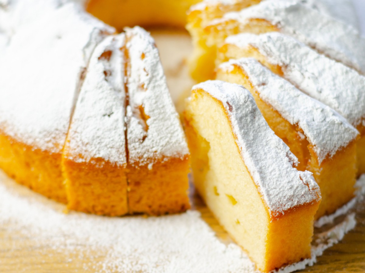 Vanille Kuchen mit viel Puderzucker.