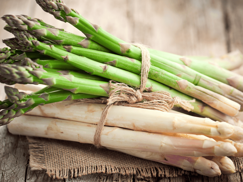 Grüner und weißer roher Spargel.