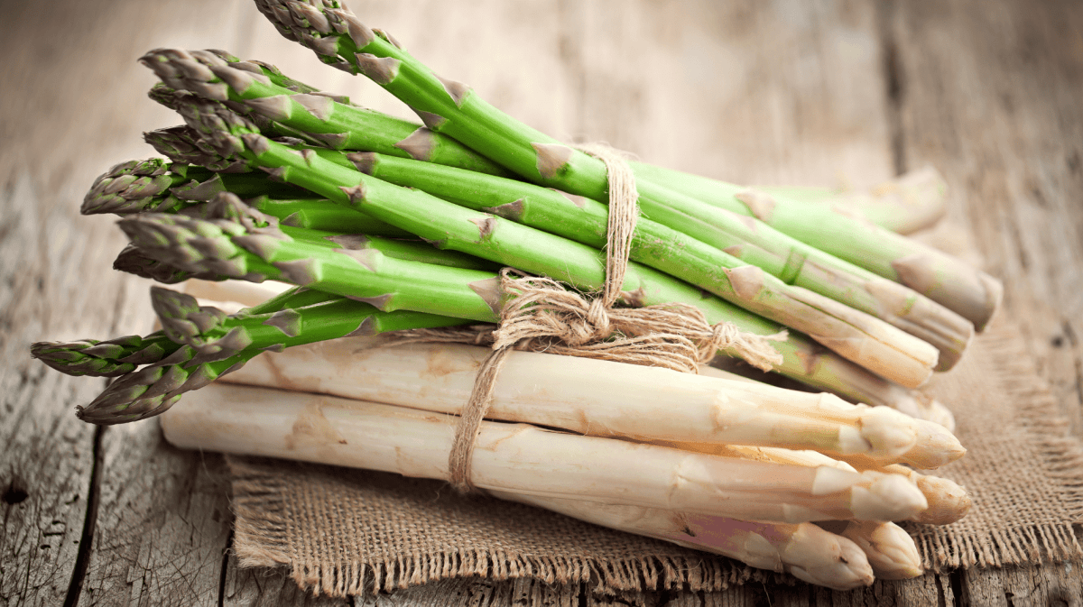 Grüner und weißer roher Spargel.
