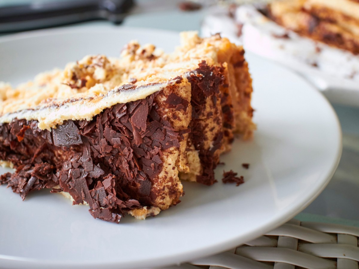 Kuchen mit Schokost&uuml;cken auf einem wei&szlig;en Teller.