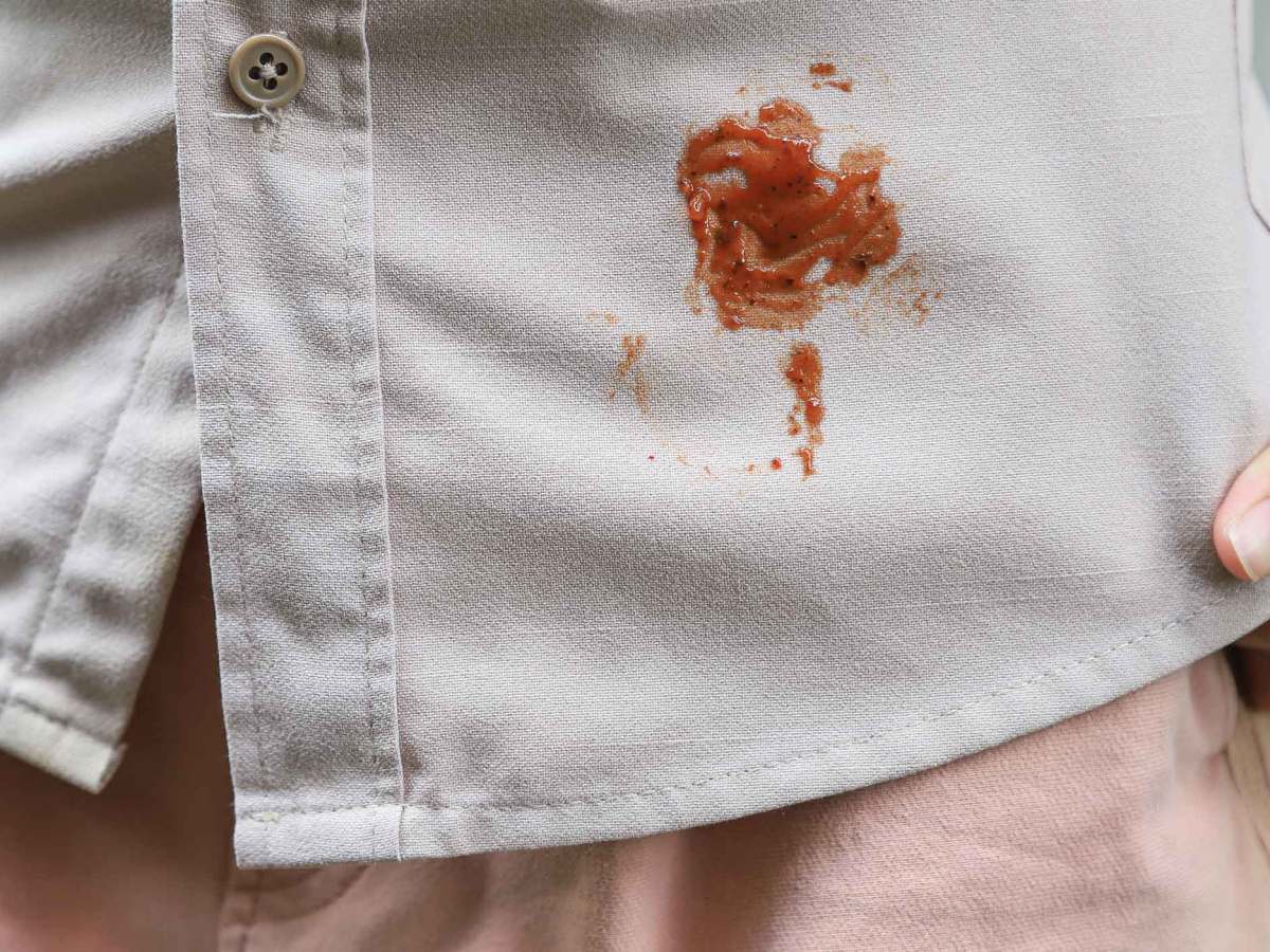 Tomatenflecken auf hellblauem Hemd.